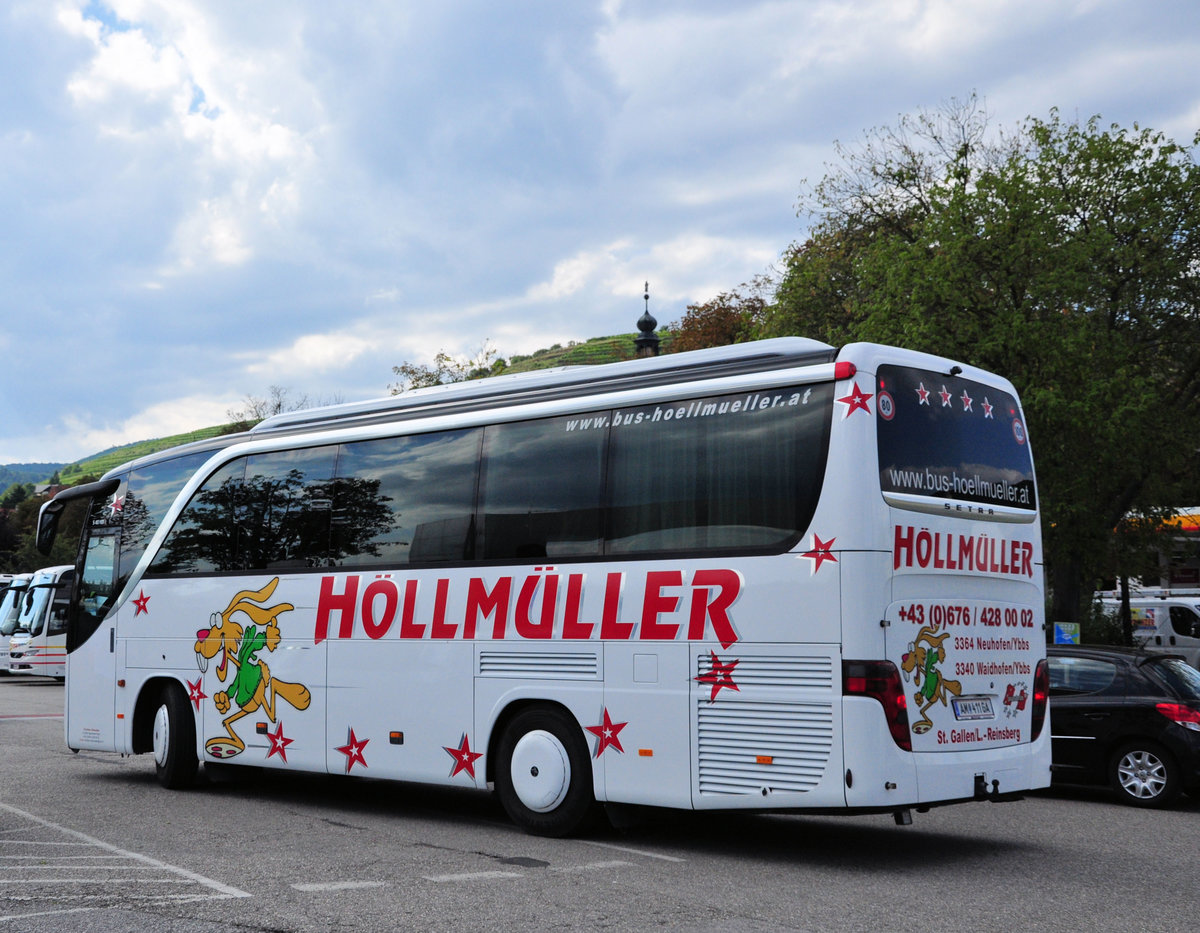 Setra 411 HD von H�llm�ller Reisen aus Nieder�sterreich in Krems unterwegs.