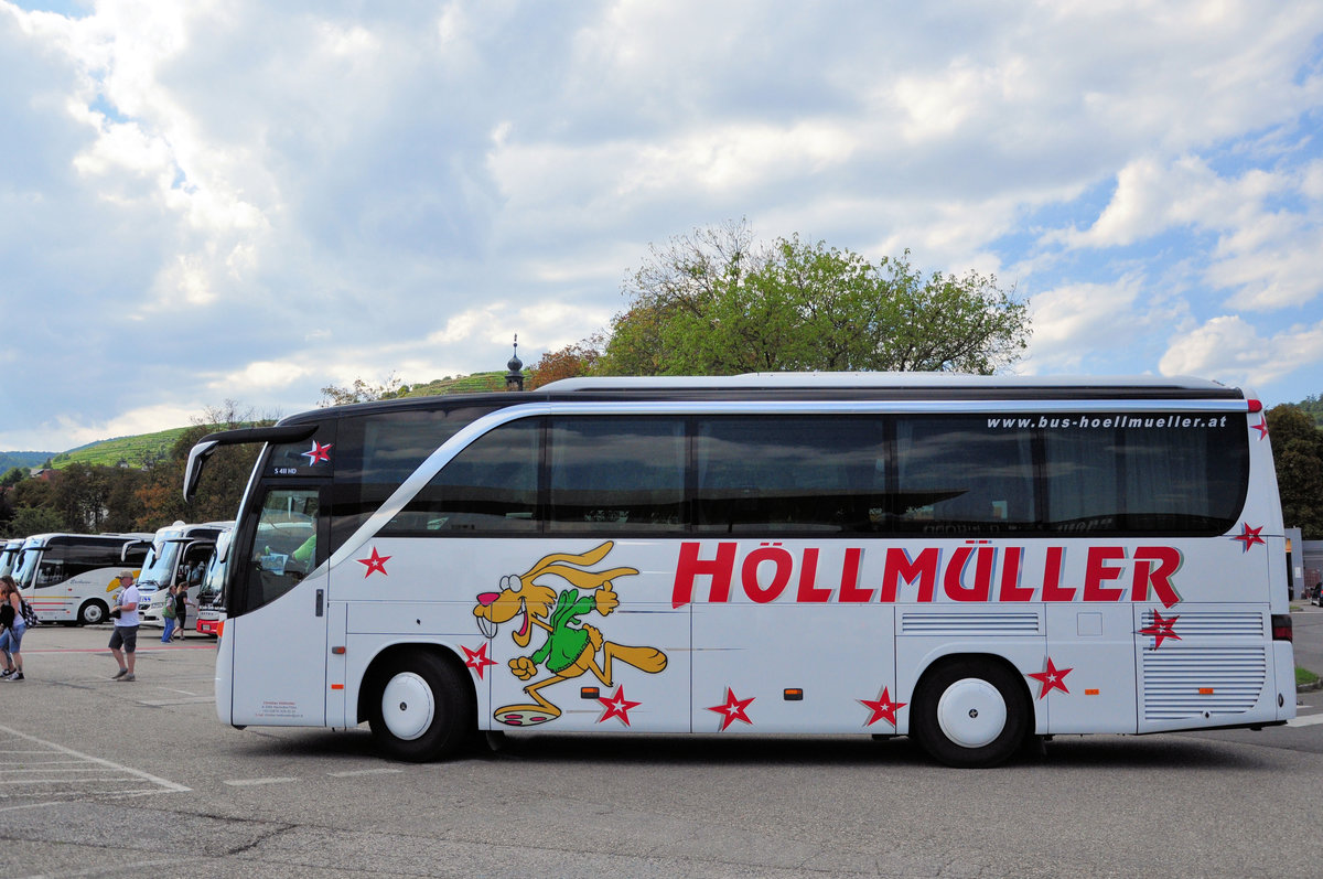 Setra 411 HD von H�llm�ller Reisen aus Nieder�sterreich in Krems unterwegs.