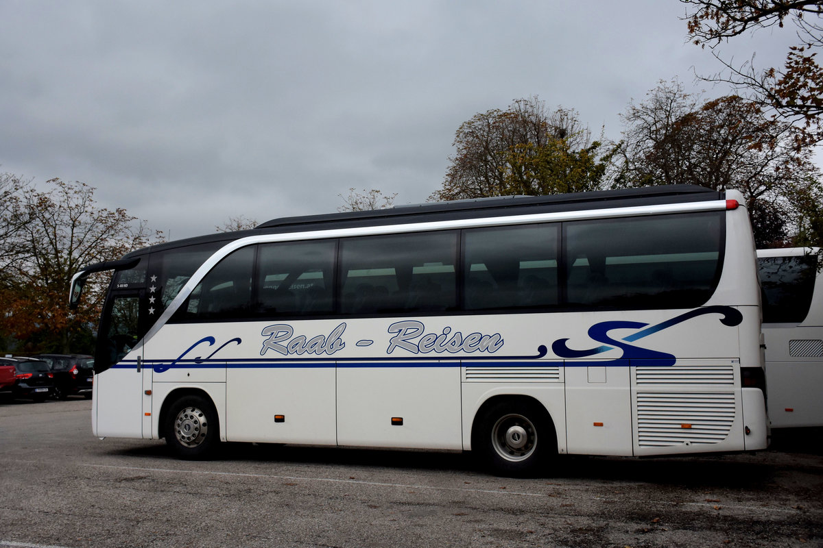 Setra 411 HD von Raab Reisen aus �sterreich in Krems.