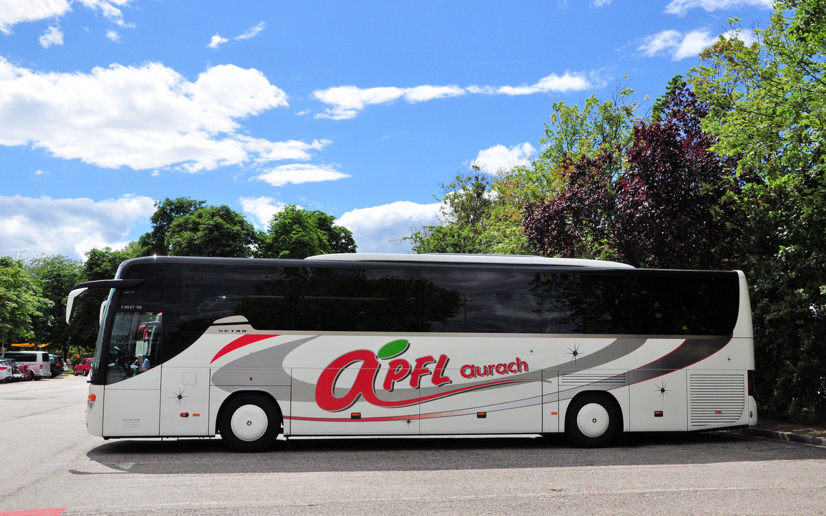 Setra 415 GT-HD von Apfl Reisen aus �sterreich in Krems gesehen.