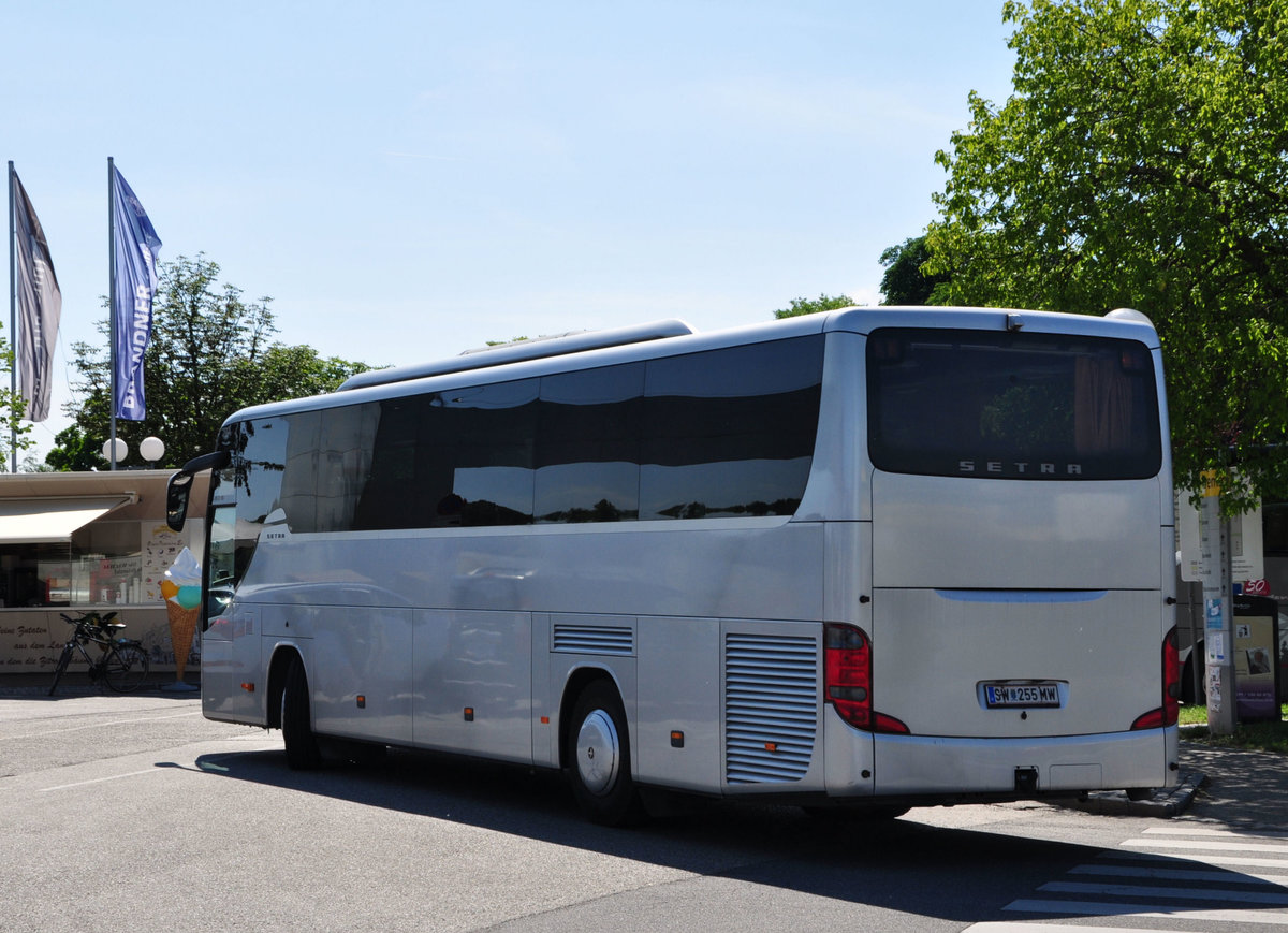Setra 415 GT- HD aus Schwechat bei Wien in Krems gesehen.