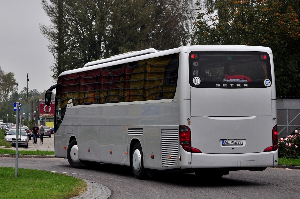 Setra 415 GT-HD aus Ungarn im Okt.2014 in Krems.