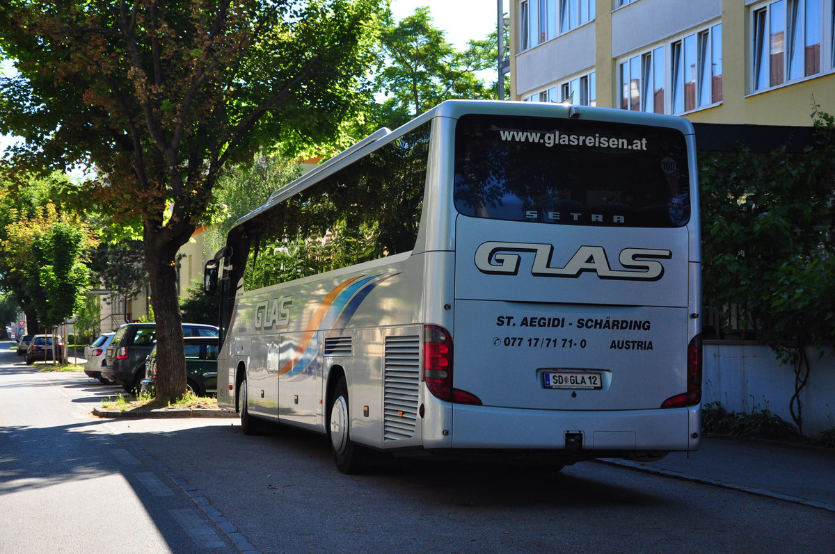 Setra 415 GT-HD von Glas Reisen aus �sterreich in Krems gesehen.