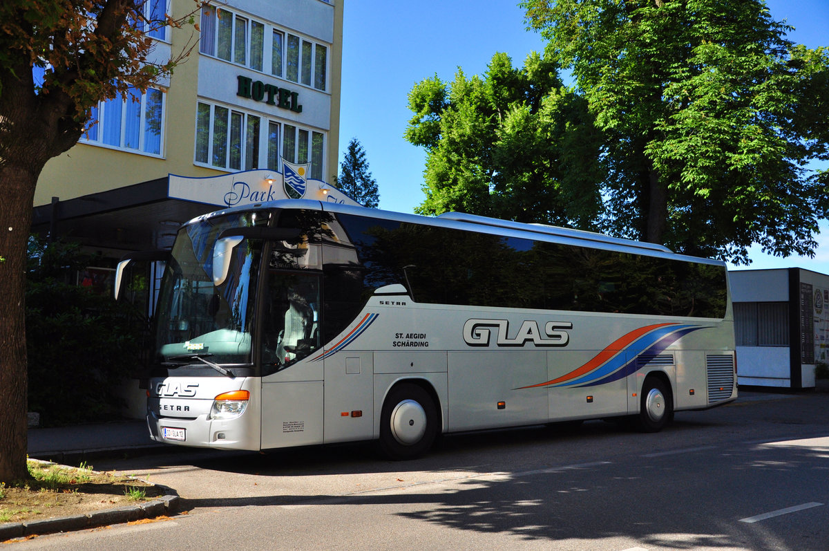 Setra 415 GT-HD von Glas Reisen aus �sterreich in Krems gesehen.