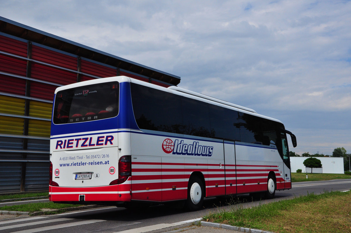 Setra 415 GT-HD von Rietzler Reisen aus �sterreich in Krems unterwegs.