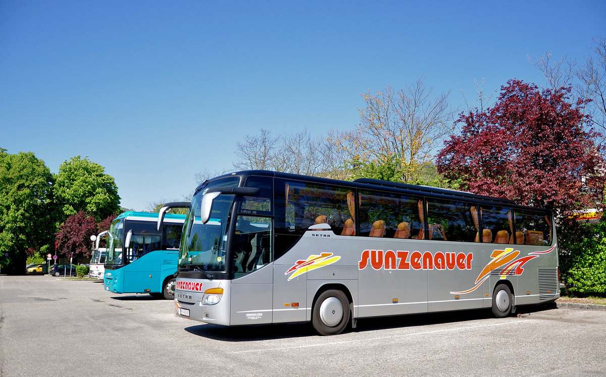 Setra 415 GT-HD von Sunzenauer Reisen aus �sterreich in Krems gesehen.