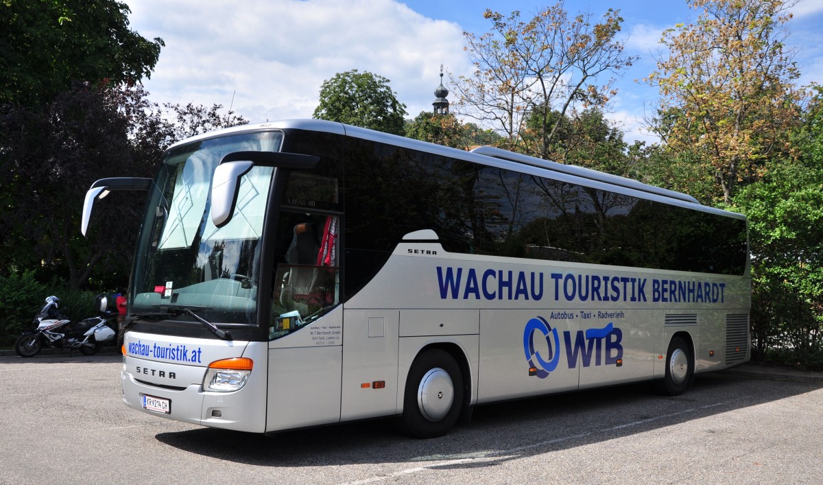 Setra 415 GT-HD von der Wachau Touristik Bernhardt aus Spitz an der Donau/Nieder�sterreich am 29.August 2014 in Krems gesehen.