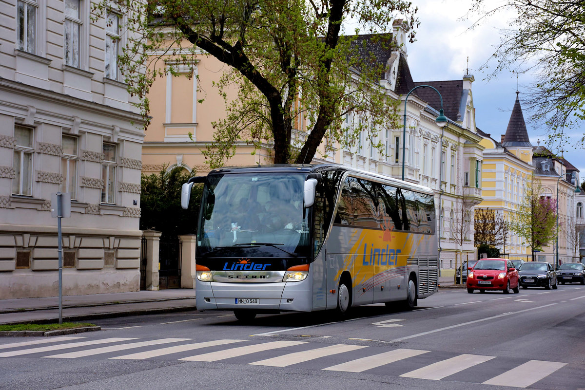 Setra 415 HD von Linder Reisen aus der BRD in Krems.