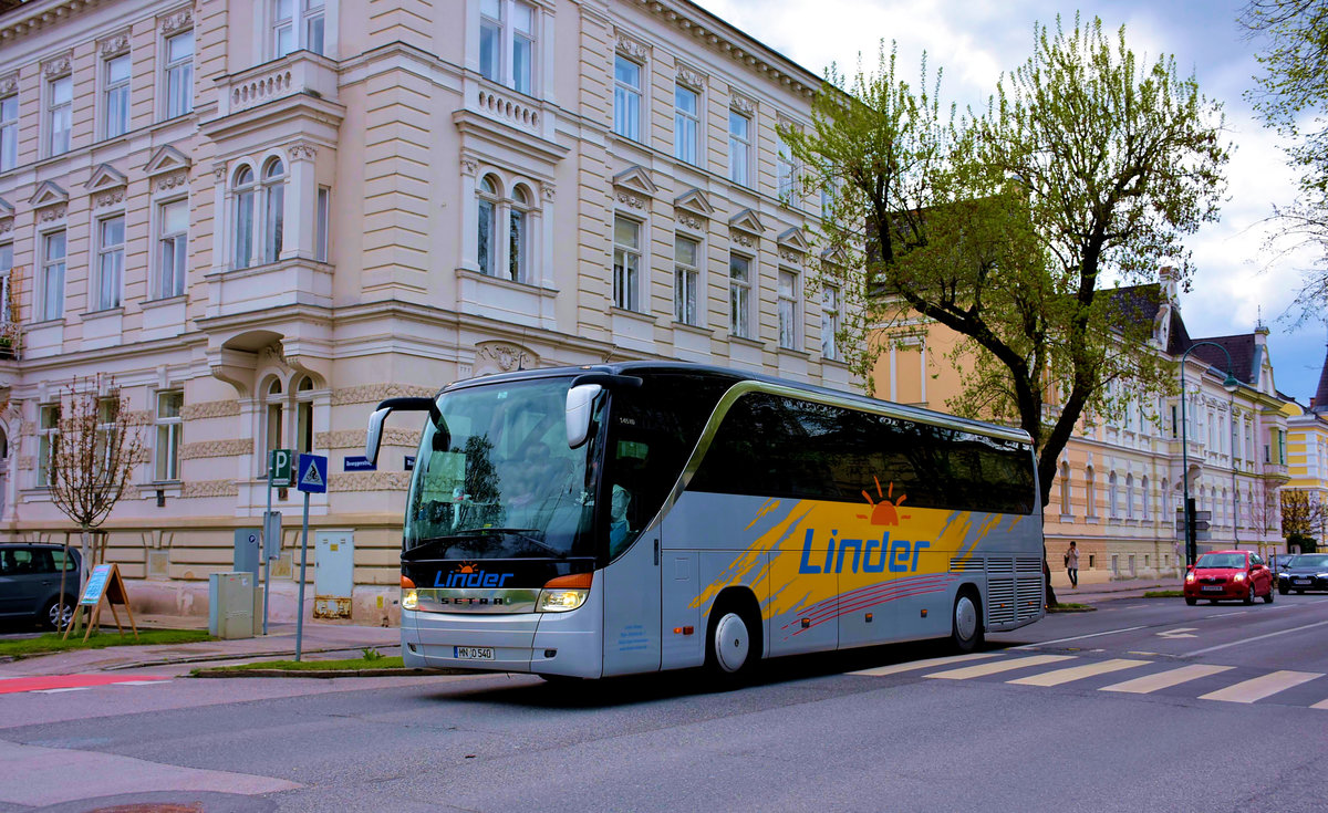 Setra 415 HD von Linder Reisen aus der BRD in Krems.