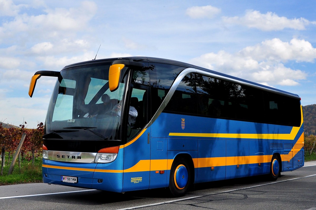 Setra 415 HD vom Nieder�sterreichischem Reiseb�ro im Oktober 2013 in Krems.
