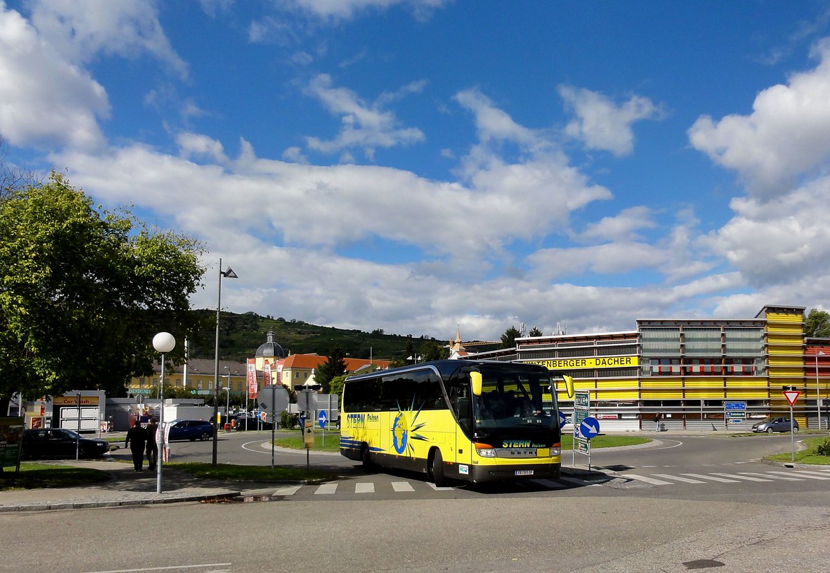 Setra 415 HD von Stern Reisen aus �sterreich in Krems gesehen.
