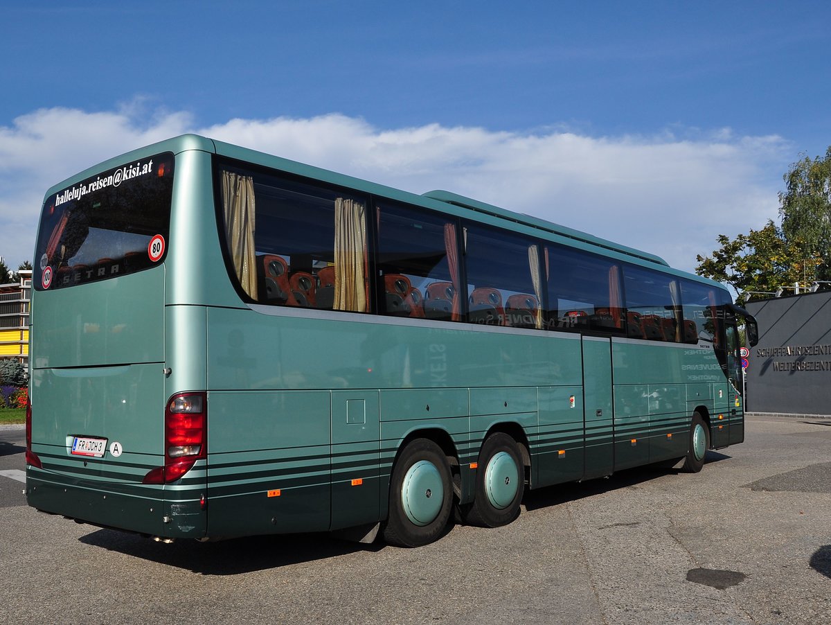 Setra 416 GT-HD von Chalupar Reisen aus �sterreich in Krems gesehen.