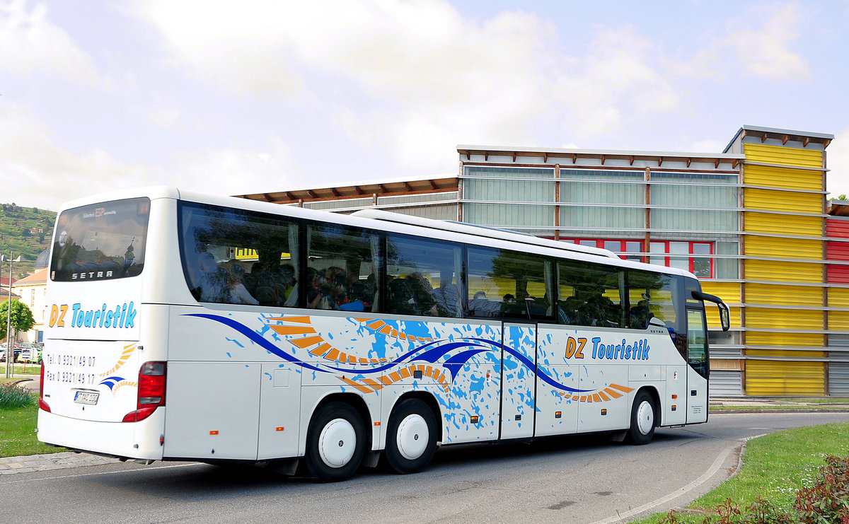 Setra 416 GT-HD von DZ Touristik aus der BRd in Krems gesehen.