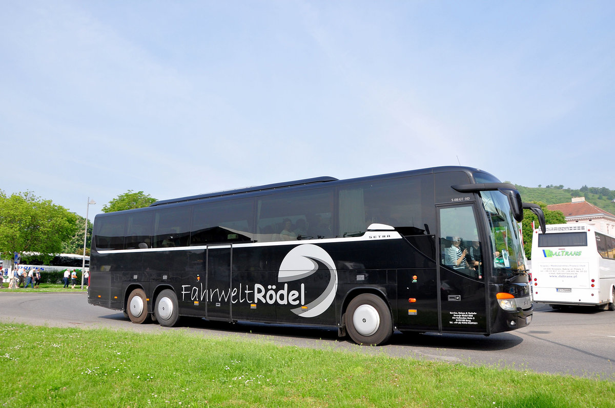 Setra 416 GT-HD von der Fahrwelt R�DEl aus der BRD in Krems unterwegs.