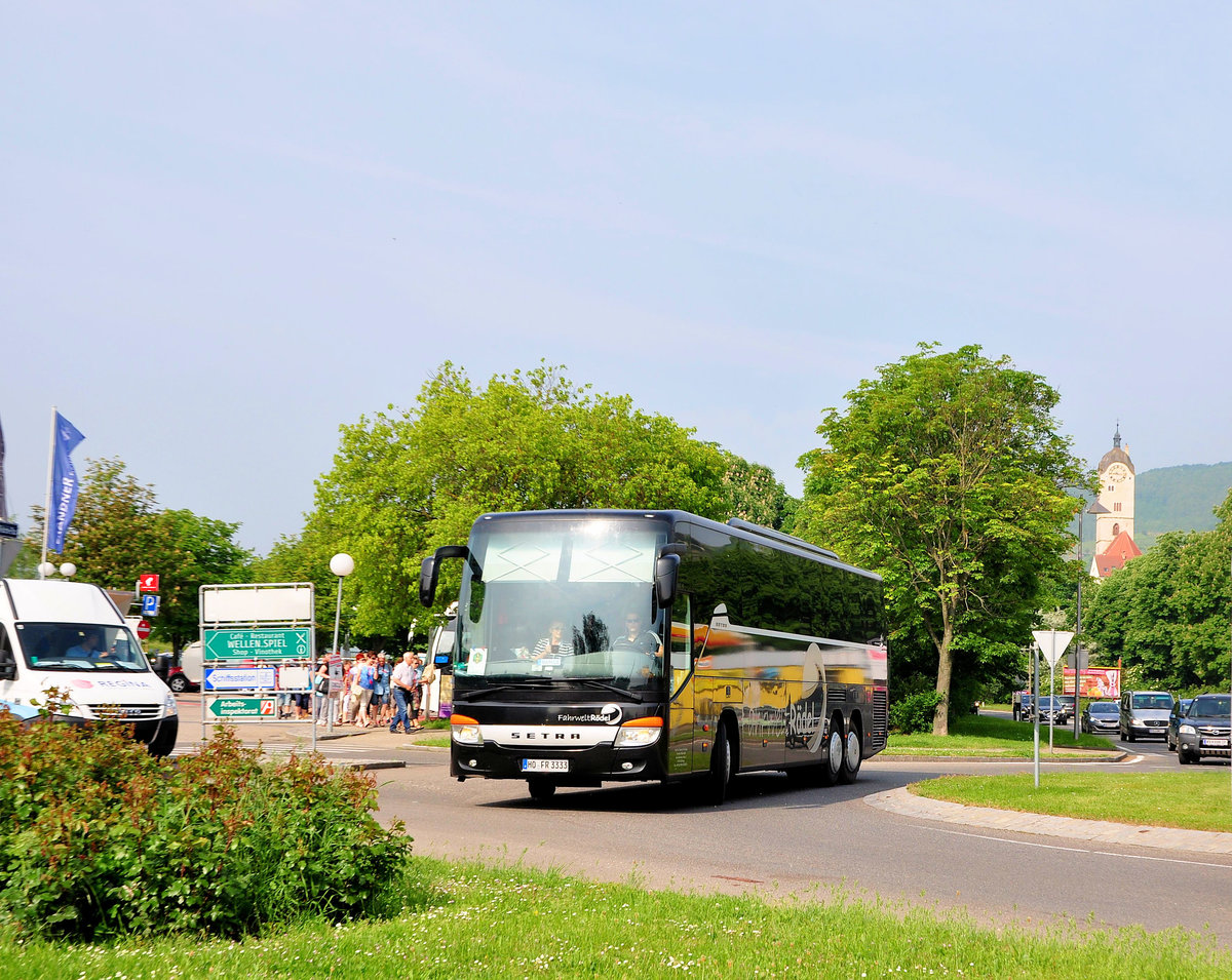 Setra 416 GT-HD von der Fahrwelt R�DEl aus der BRD in Krems unterwegs.