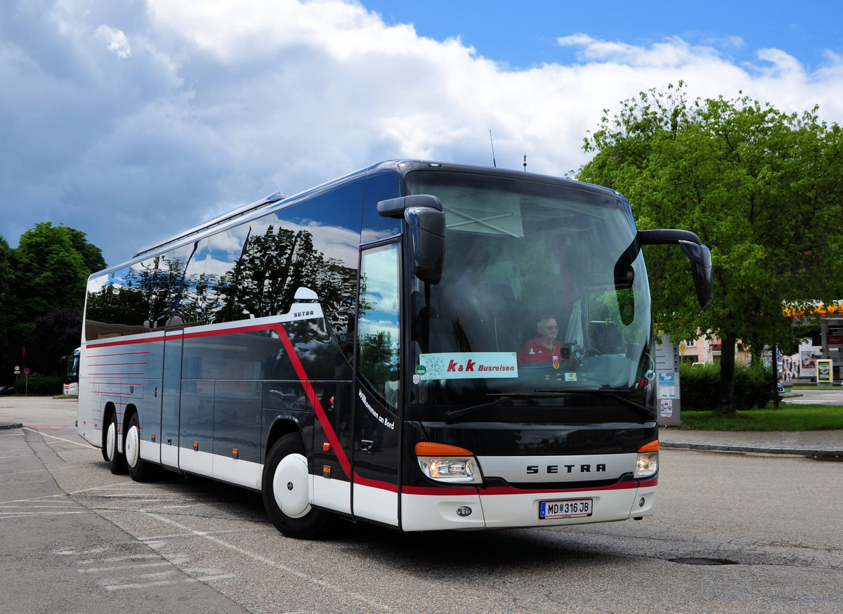 Setra 416 GT-HD von K & K Busreisen aus Nieder�sterreich in Krems gesehen.