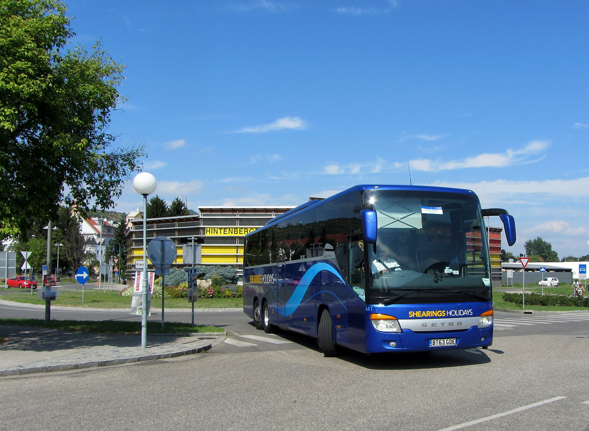 Setra 416 GT-HD von Shearing Holidays aus GB in Krems gesehen.