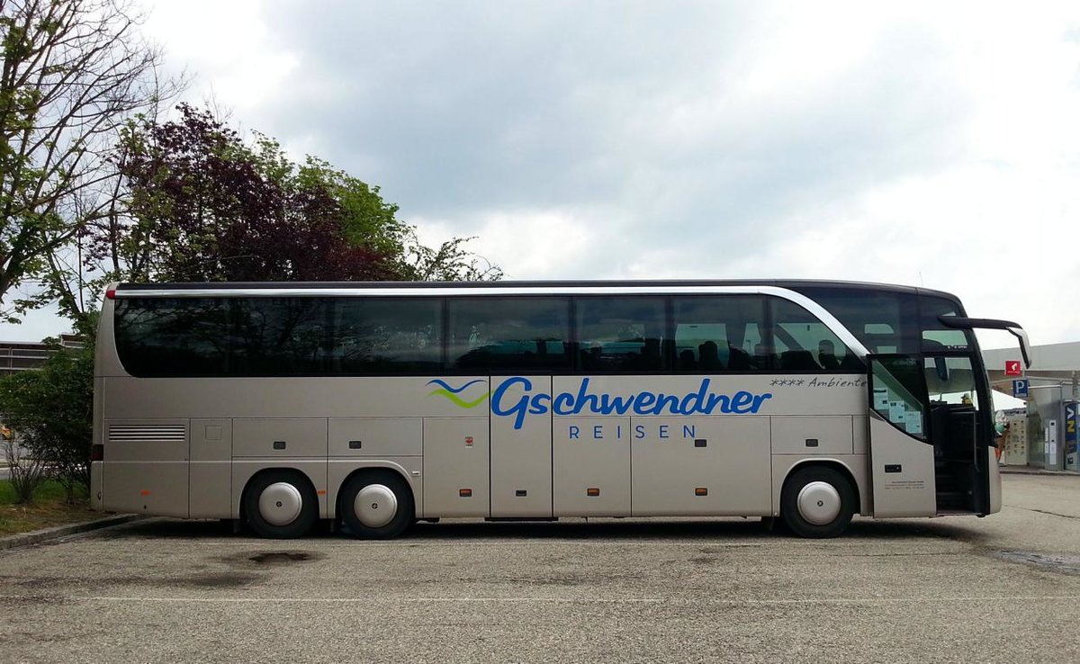 Setra 416 HDH mit  �ppiger Sonderausstattung  vom Reisebusunternehmer GSCHWEDNER aus Ober�sterreich in Krems.