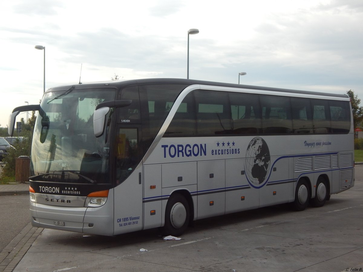 Setra 416 HDH von Torgon aus der Schweiz auf einem Autobahnparkplatz.