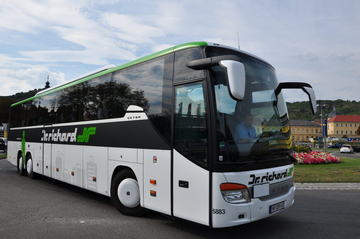 Setra 417 GT-HD von Dr. Richard Reisen aus Wien in Krems unterwegs.