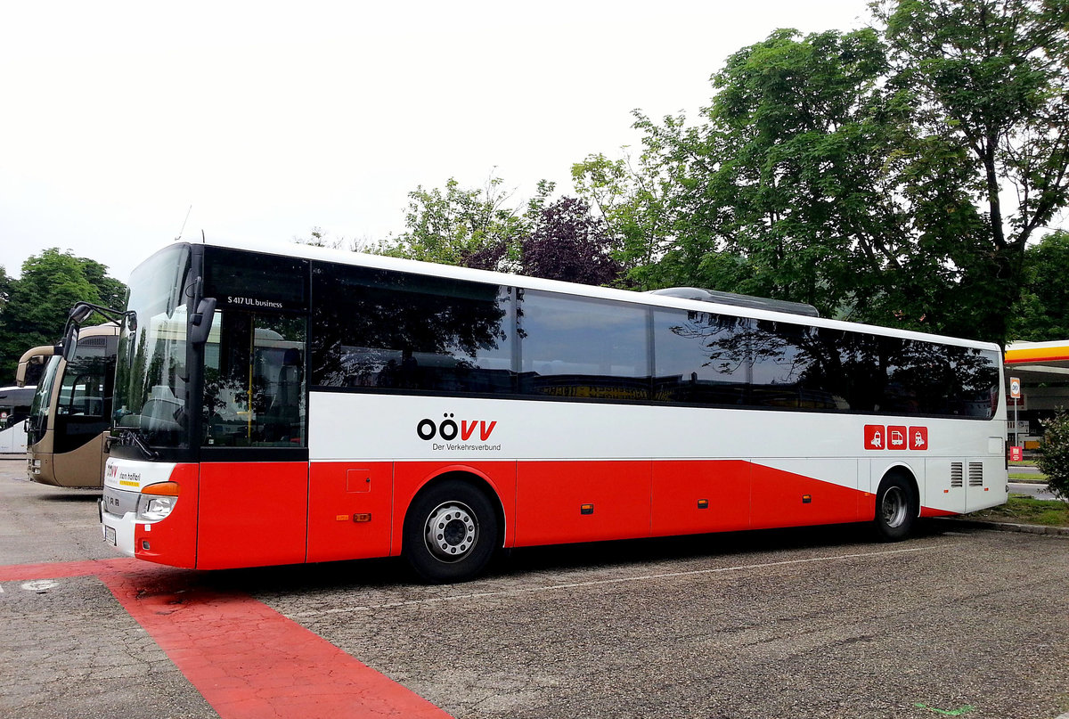 Setra 417 UL Business von Stern Hafferl Verkehr O�VV (Ober�sterreichischer Verkehrsverbund) in Krems gesehen.