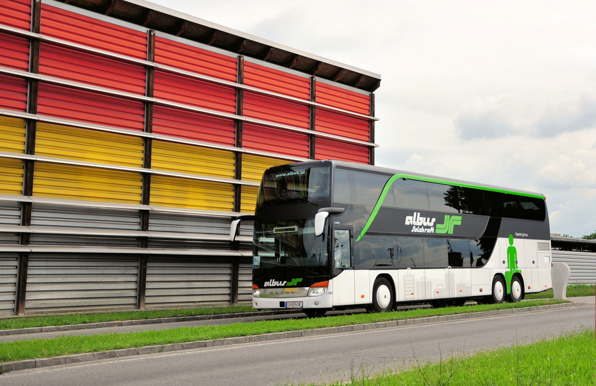 Setra 431 DT von Albus Salzkraft aus �sterreich in Krems gesehen.
