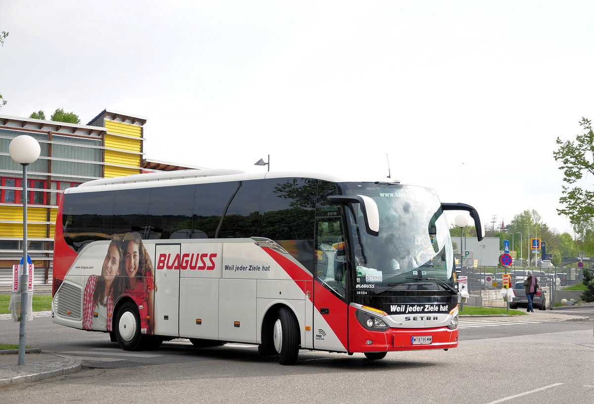 Setra 511 HD von Blaguss Reisen aus Wien in Krems gesehen.