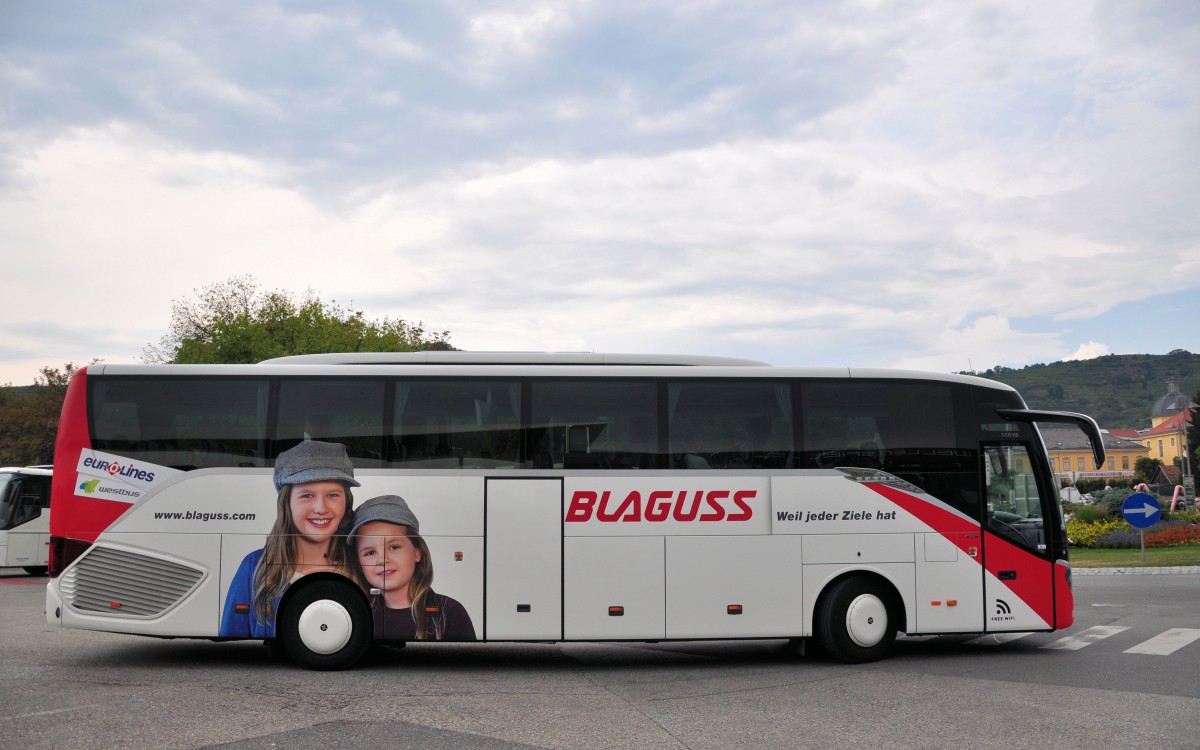 Setra 515 HD von Blaguss Reisen aus Wien am 27.Juli 2014 in Krems gesehen.