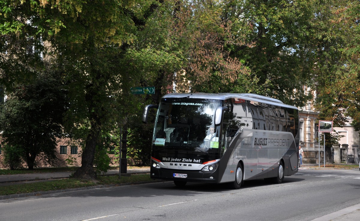 Setra 515 HD von Blaguss Reisen aus Wien am 29.August 2014 in Krems unterwegs.