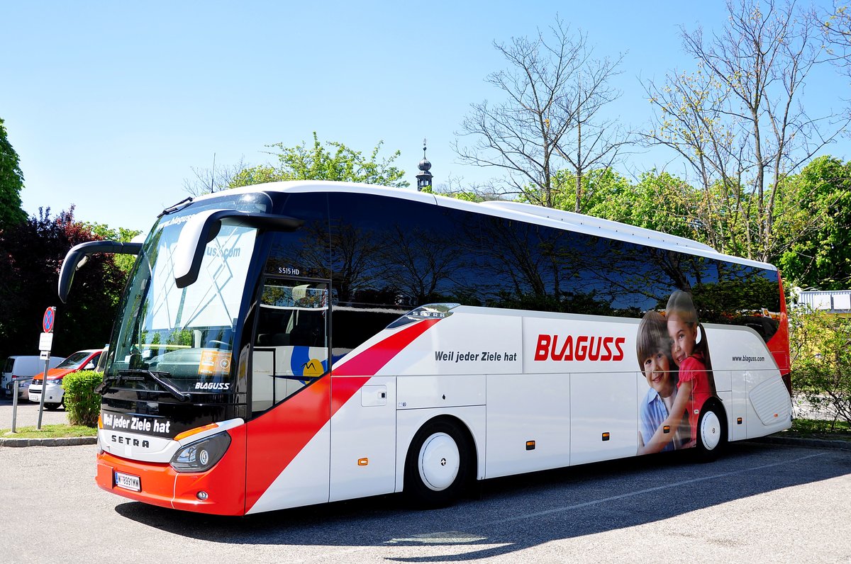 Setra 515 HD von Blaguss Reisen aus Wien in Krems gesehen.