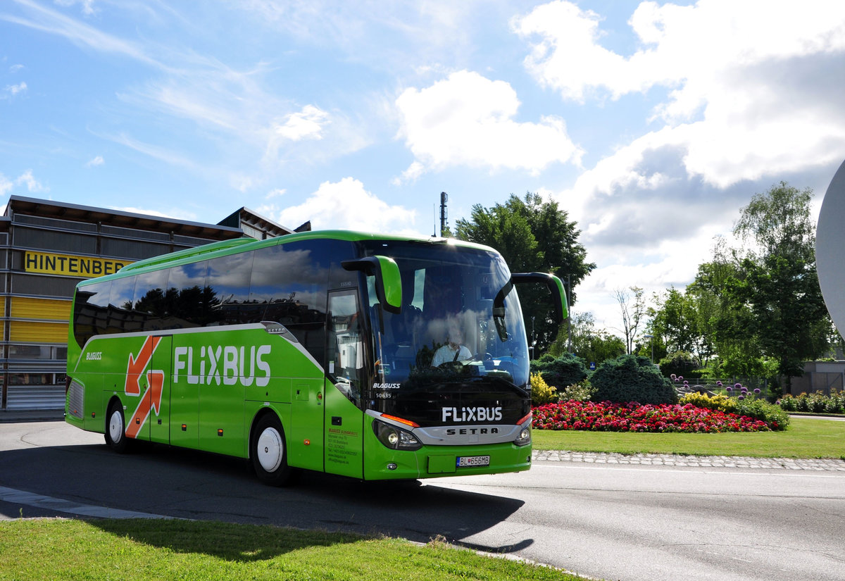 Setra 515 HD von Blaguss/SK Flixbus in Krems unterwegs.