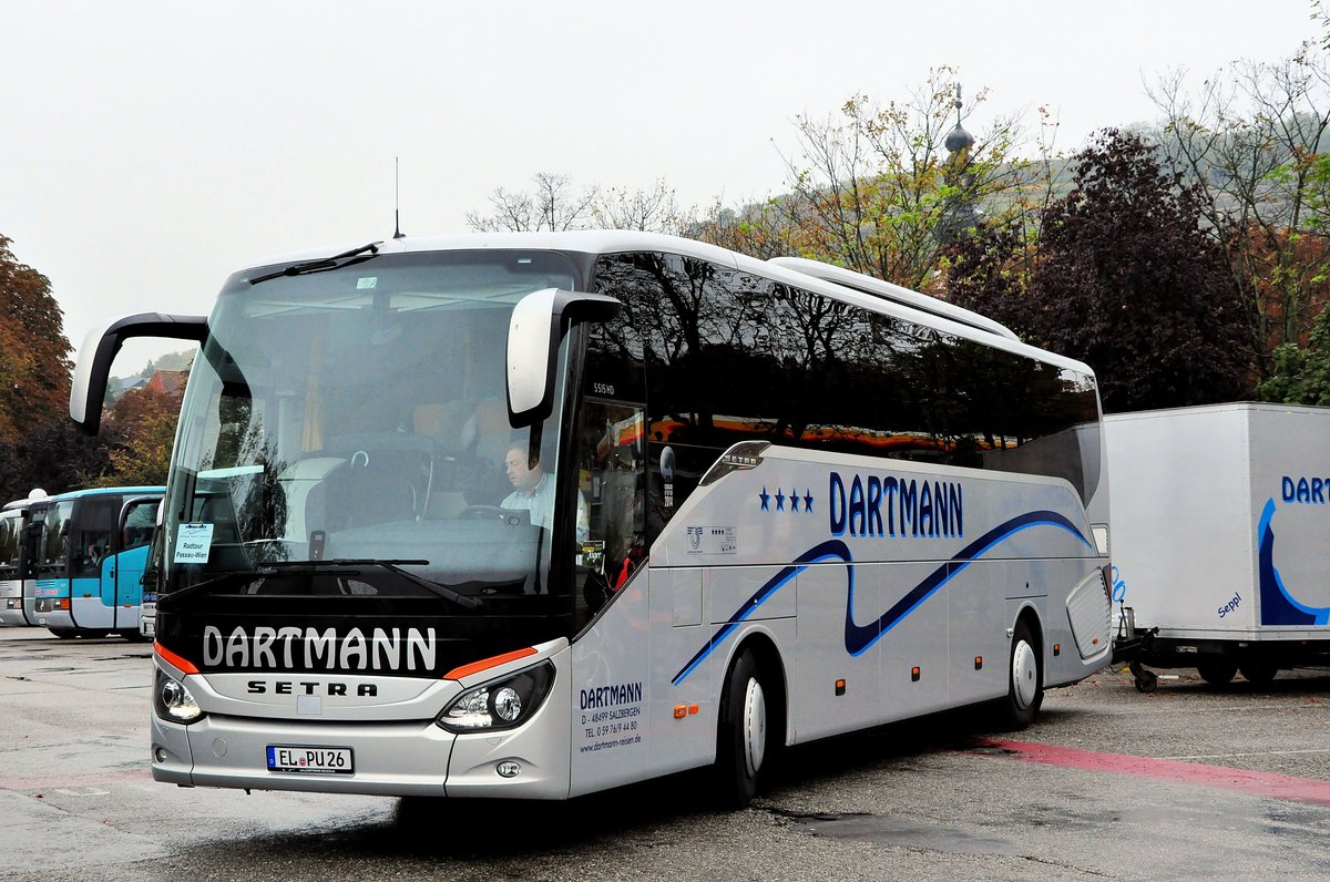 Setra 515 HD von Dartmann Reisen (mit Radanh�nger) in Krems gesehen.