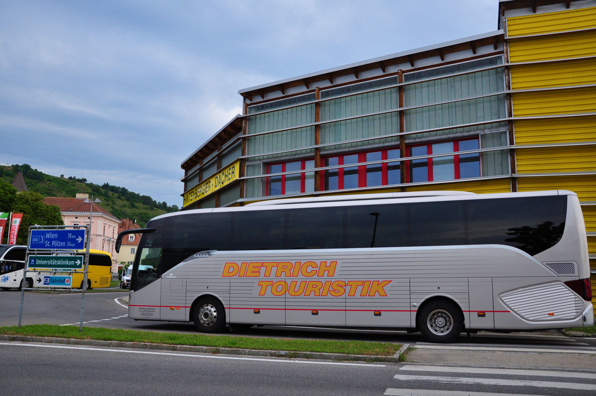 Setra 515 HD von der Dietrich Touristik aus �sterreich in Krems gesehen.