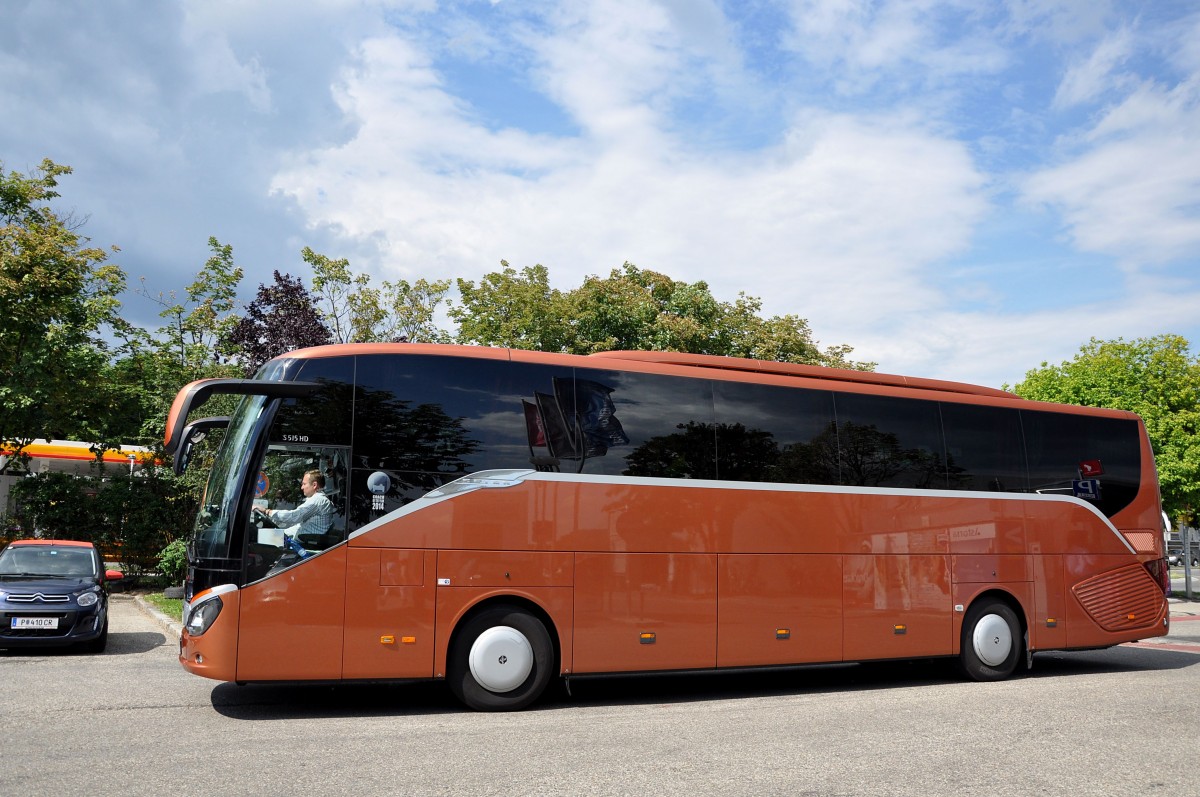 Setra 515 HD (f�r Kuoni unterwegs)aus Polen im Juni 2015 in Krems.