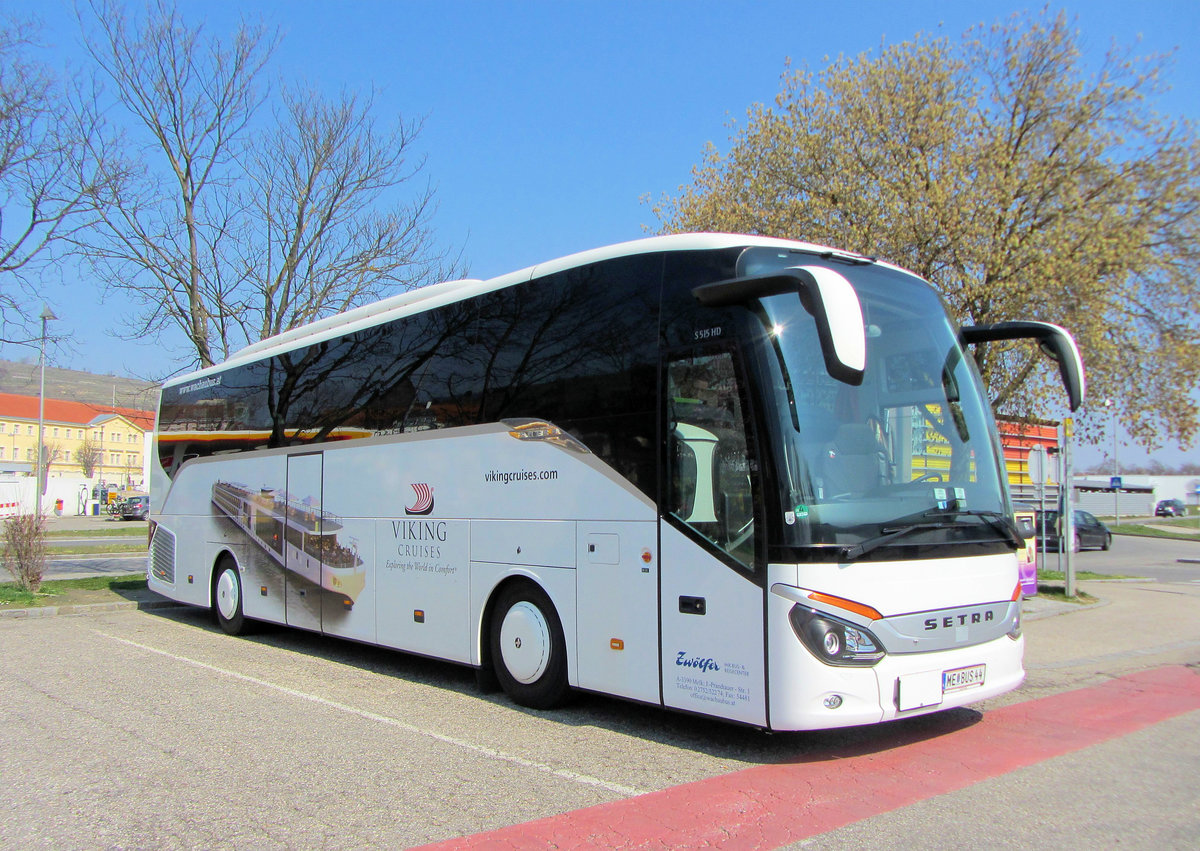 Setra 515 HD von Viking Cruises/Zw�lfer Reisen aus Nieder�sterreich in Krems gesehen.