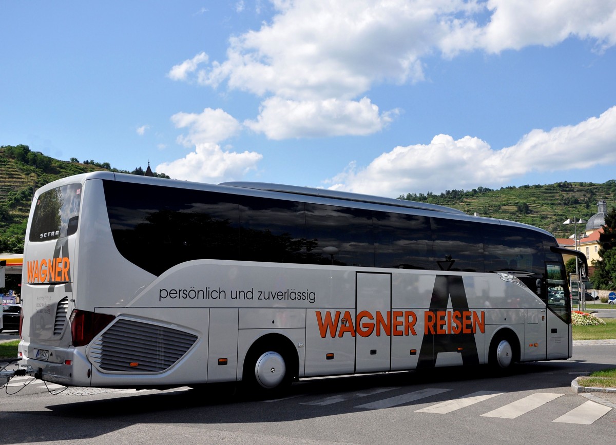 Setra 515 HD von Wagner Reisen aus der BRD (mit Radanh�nger) im Juni 2015 in Krems gesehen.