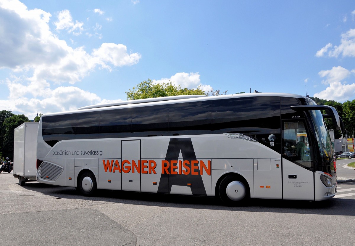Setra 515 HD von Wagner Reisen aus der BRD (mit Radanh�nger) im Juni 2015 in Krems gesehen.