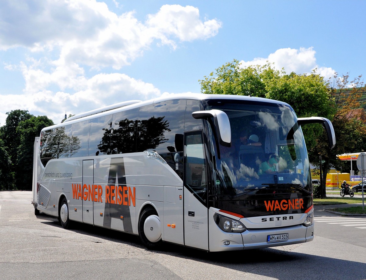 Setra 515 HD von Wagner Reisen aus der BRD (mit Radanh�nger) im Juni 2015 in Krems gesehen.