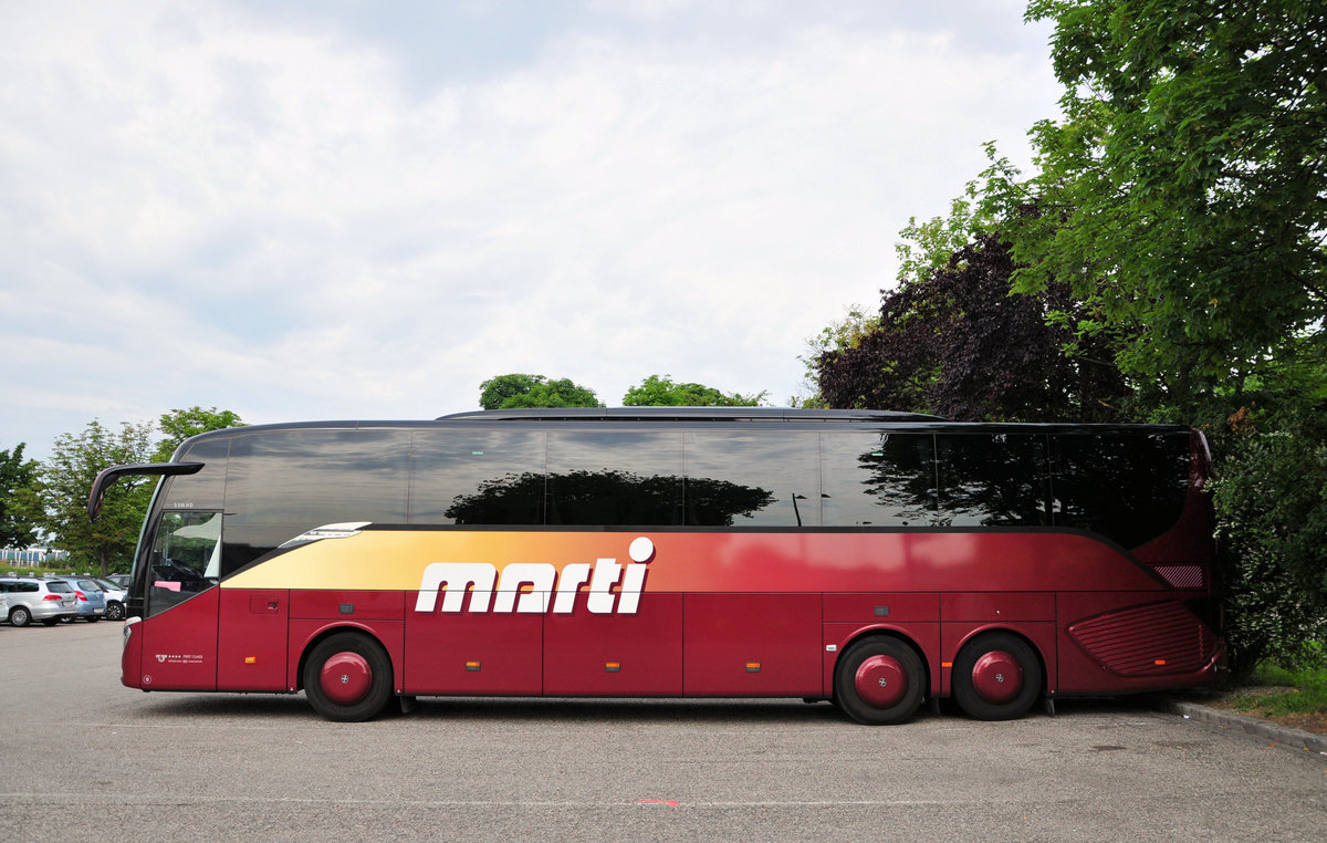 Setra 516 HD von Marti Reisen aus der Schweiz in Krems gesehen.