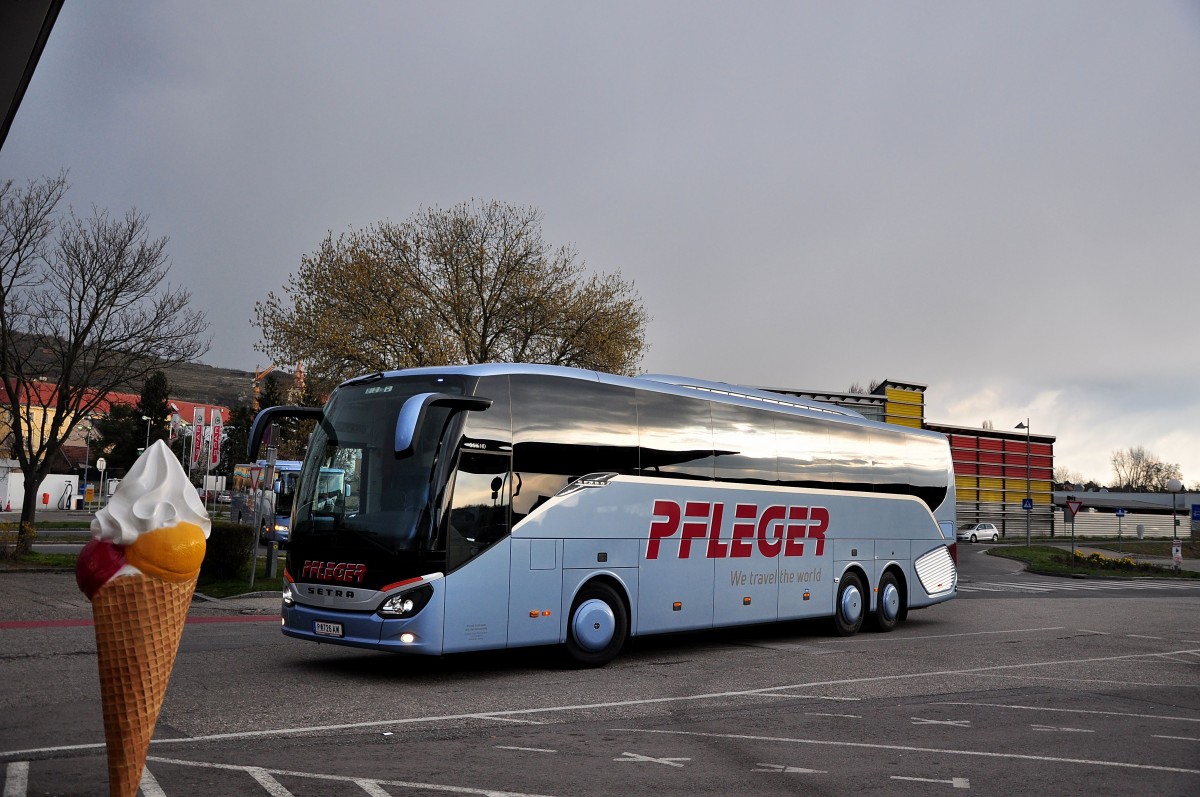 Setra 516 HD von Pfleger Reisen aus Nieder�sterreich am 6.4.2015 in Krems.