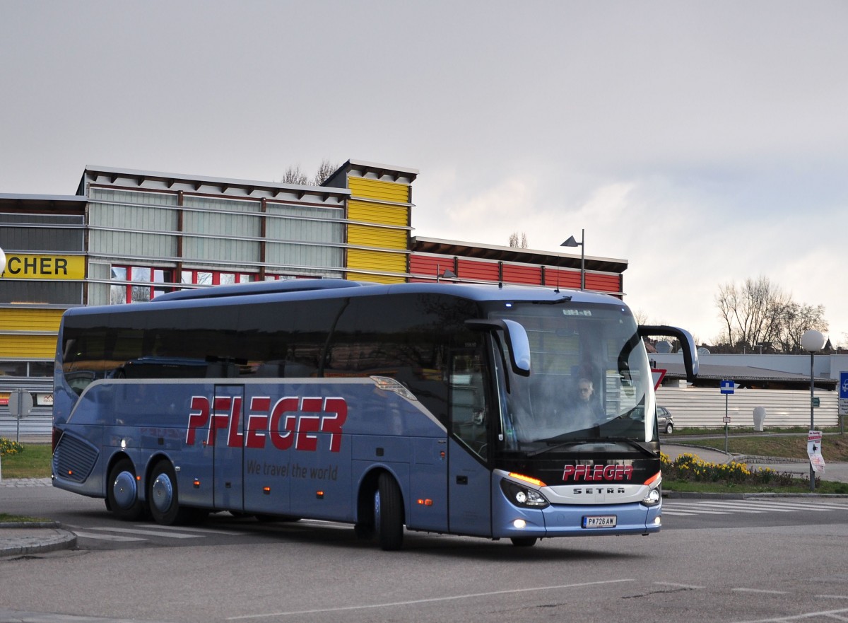 Setra 516 HD von Pfleger Reisen aus Nieder�sterreich am 6.4.2015 in Krems.