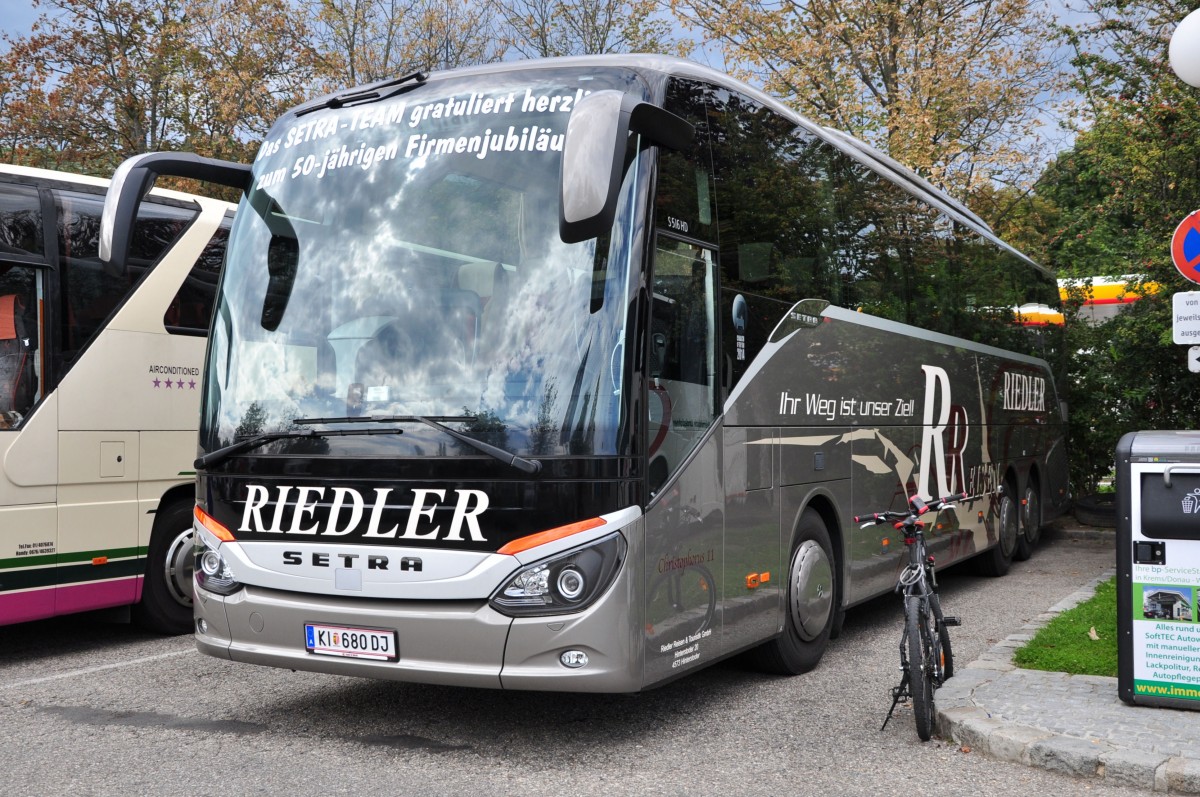 Setra 516 HD vom Reiseb�ro RIEDLER aus Ober�sterreich am 29.August 2014 in Krems gesehen.
