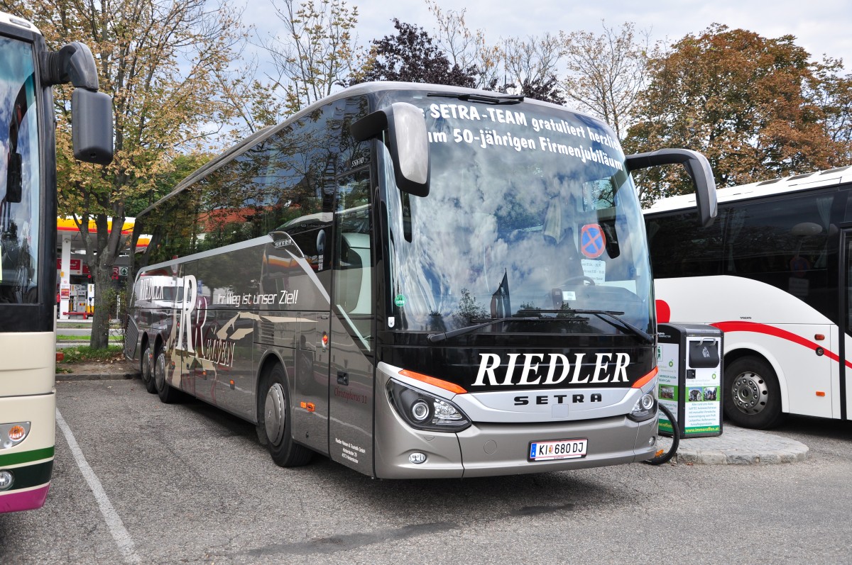 Setra 516 HD vom Reiseb�ro RIEDLER aus Ober�sterreich am 29.August 2014 in Krems gesehen.