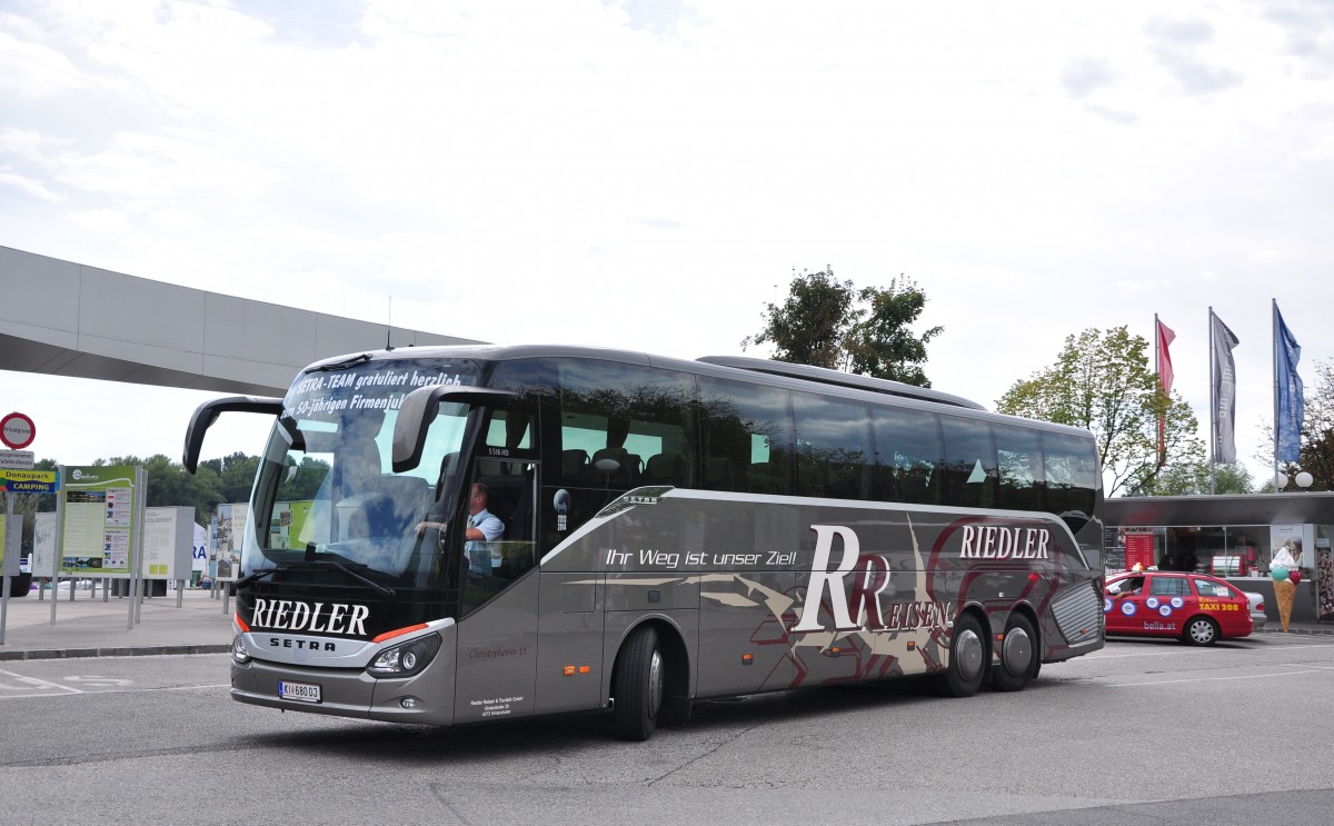 Setra 516 HD vom Reiseb�ro RIEDLER aus Ober�sterreich am 29.August 2014 in Krems gesehen.