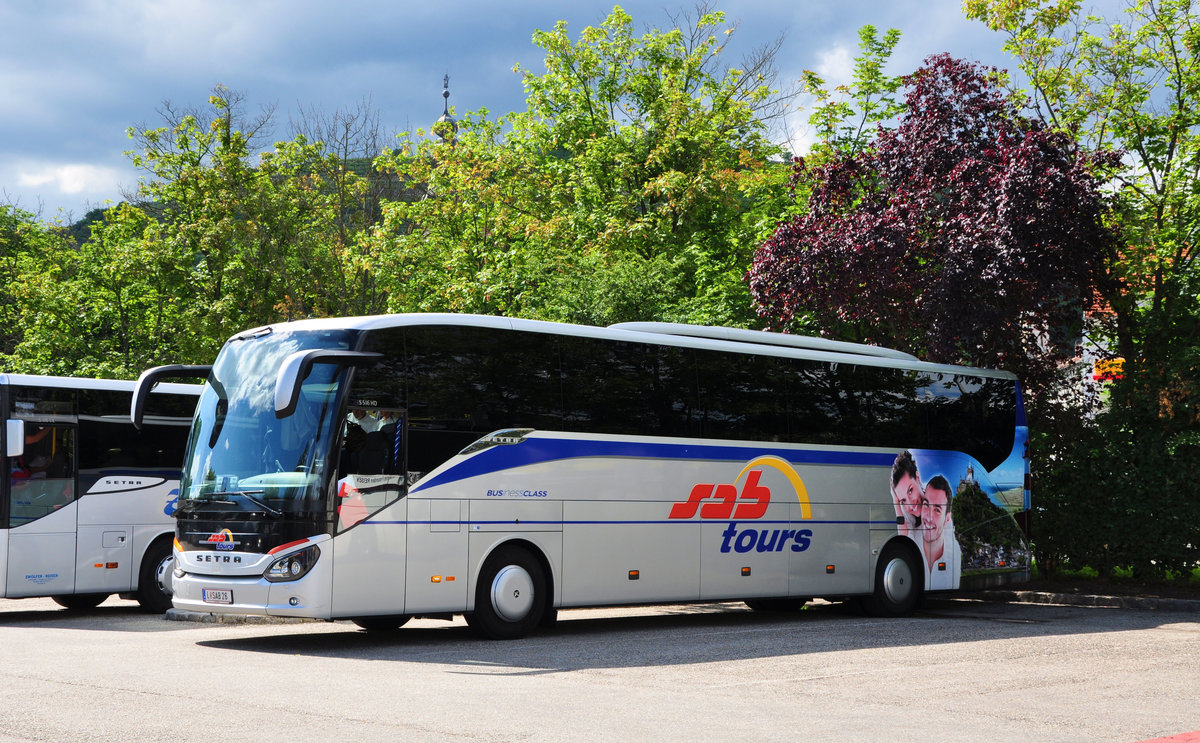 Setra 516 HD von SAB Tours aus Obersterreich in Krems gesehen.