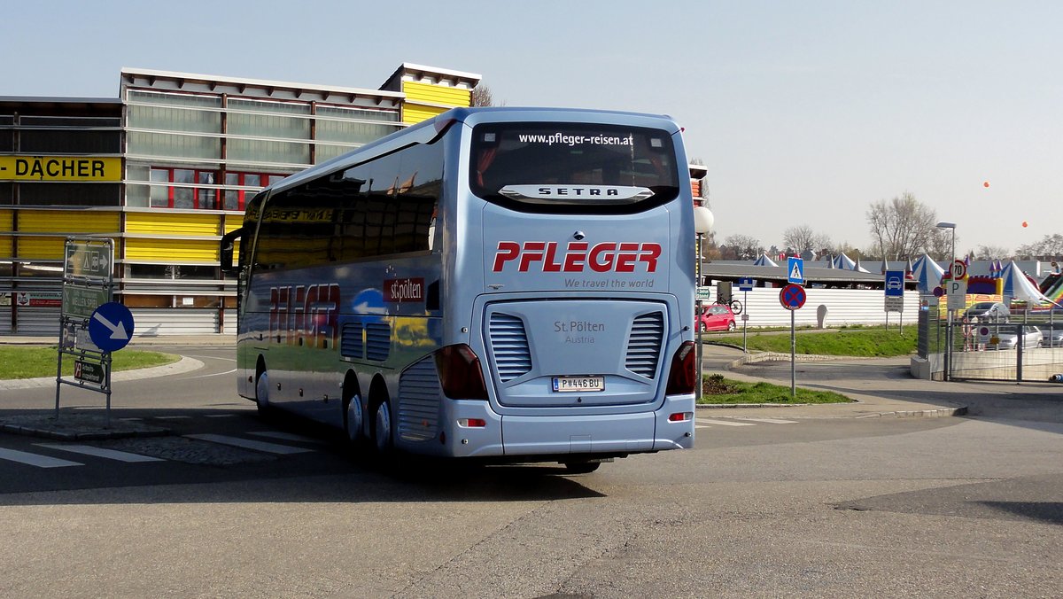 Setra 516 HDH von Pfleger Reisen aus Nieder�sterreich in Krems an der Donau gesehen.