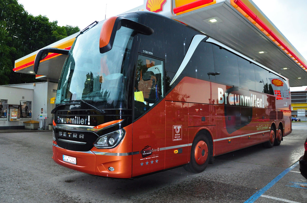 Setra 516 HDH von Thomas Braunmiller Reisen aus der BRD in Krems gesehen.