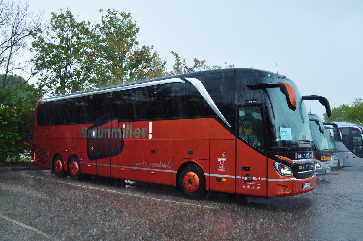 Setra 516 HDH von Thomas Braunmiller Reisen aus der BRD bei str�mendem Regen in Krems gesehen.