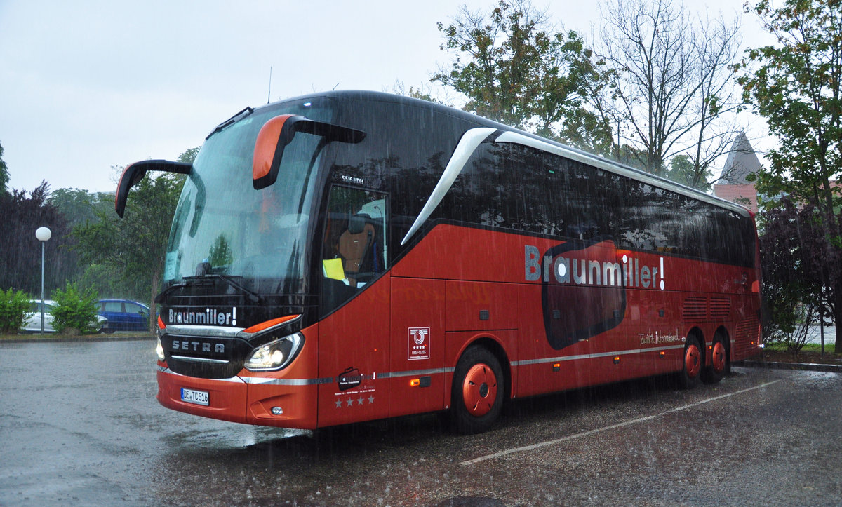 Setra 516 HDH von Thomas Braunmiller Reisen aus der BRD bei str�mendem Regen in Krems gesehen.