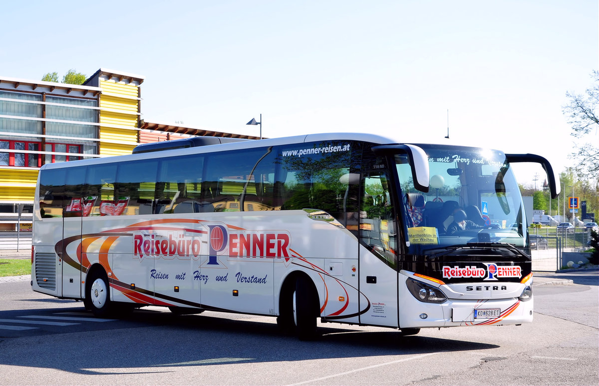 Setra 516 MD vom Reisebro Penner aus Niedersterreich in Krems gesehen.